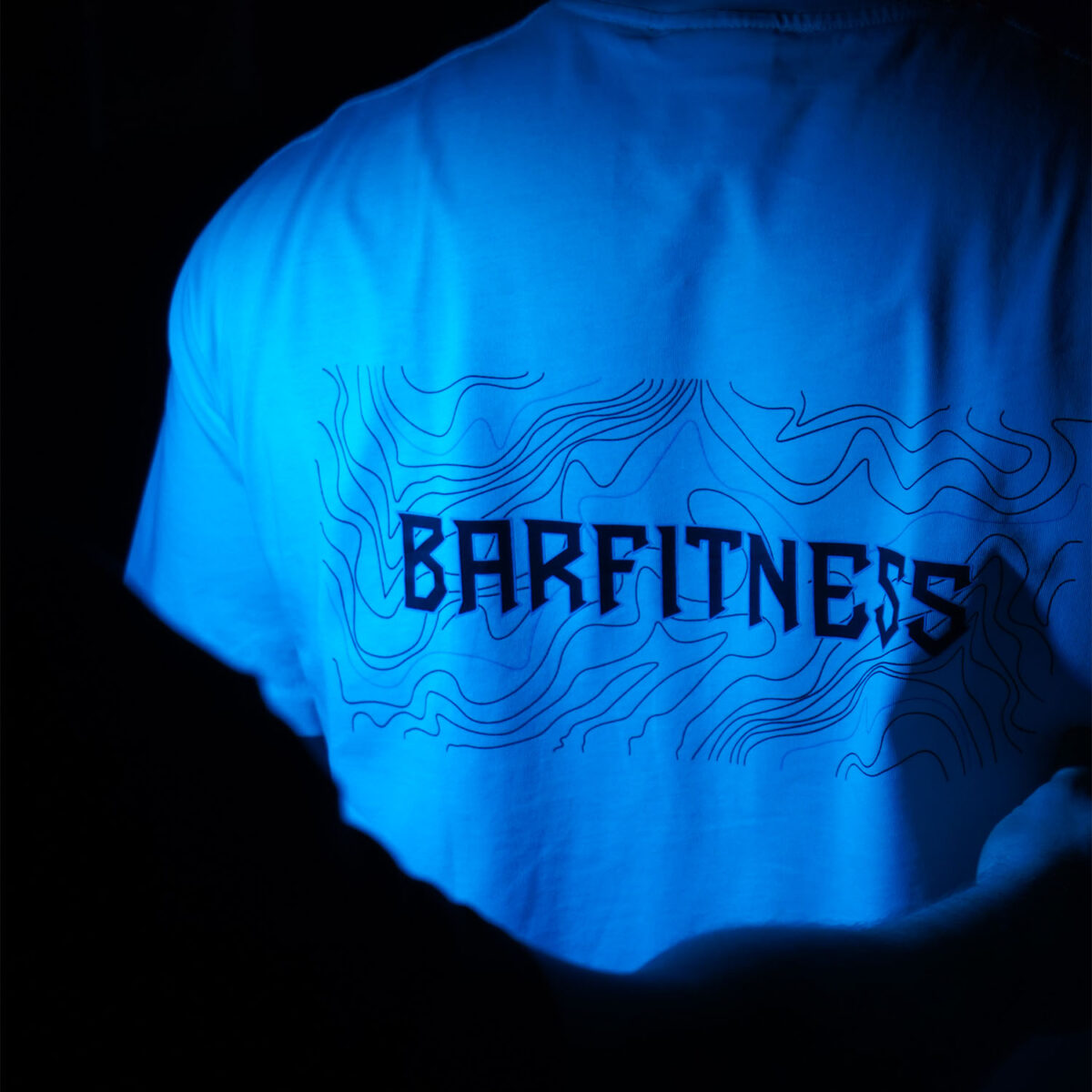 Blå Barfitness T-shirt under UV-lys.