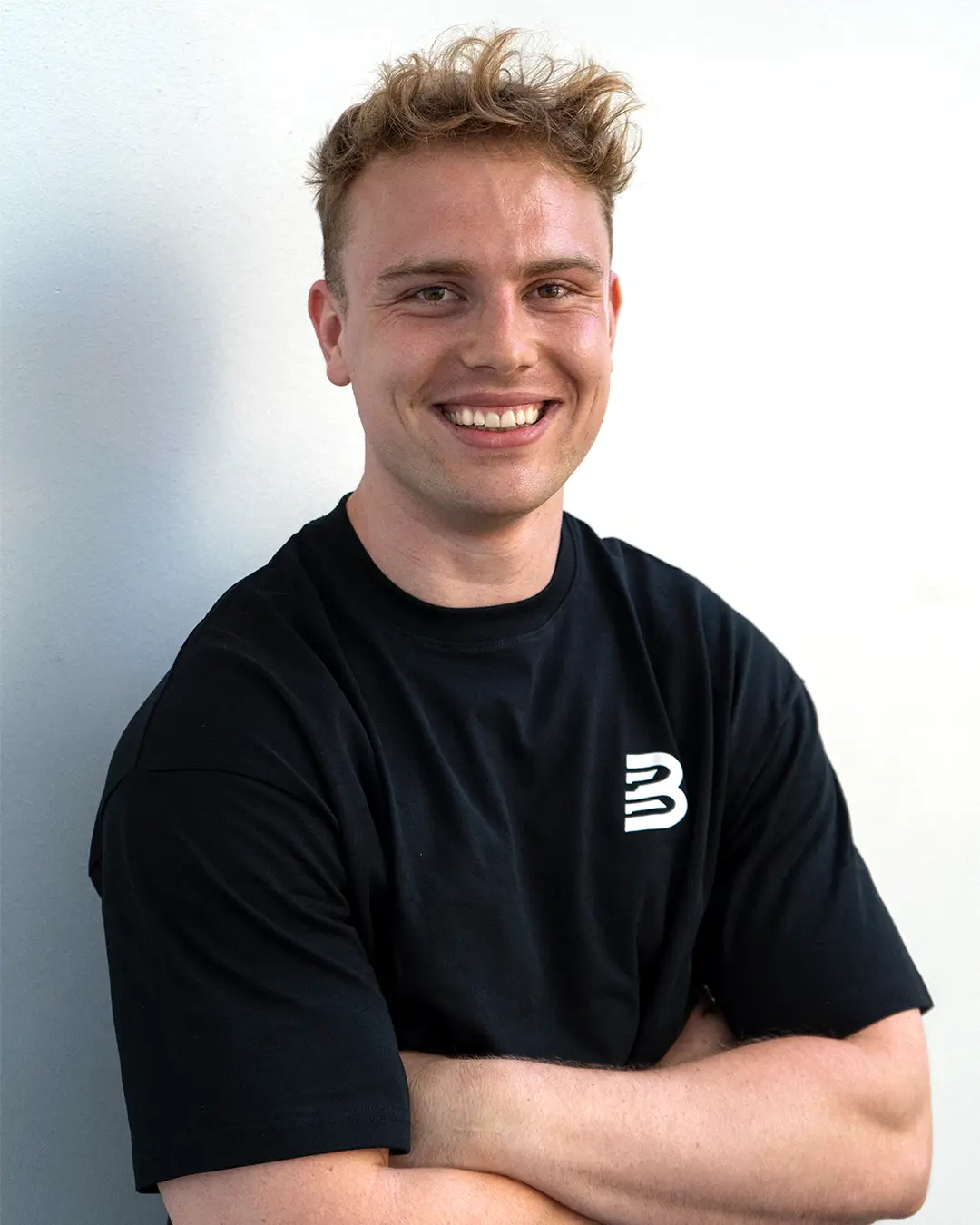 Personlig træner Stephan Sørensen smiler iført sort Barfitness T-shirt.