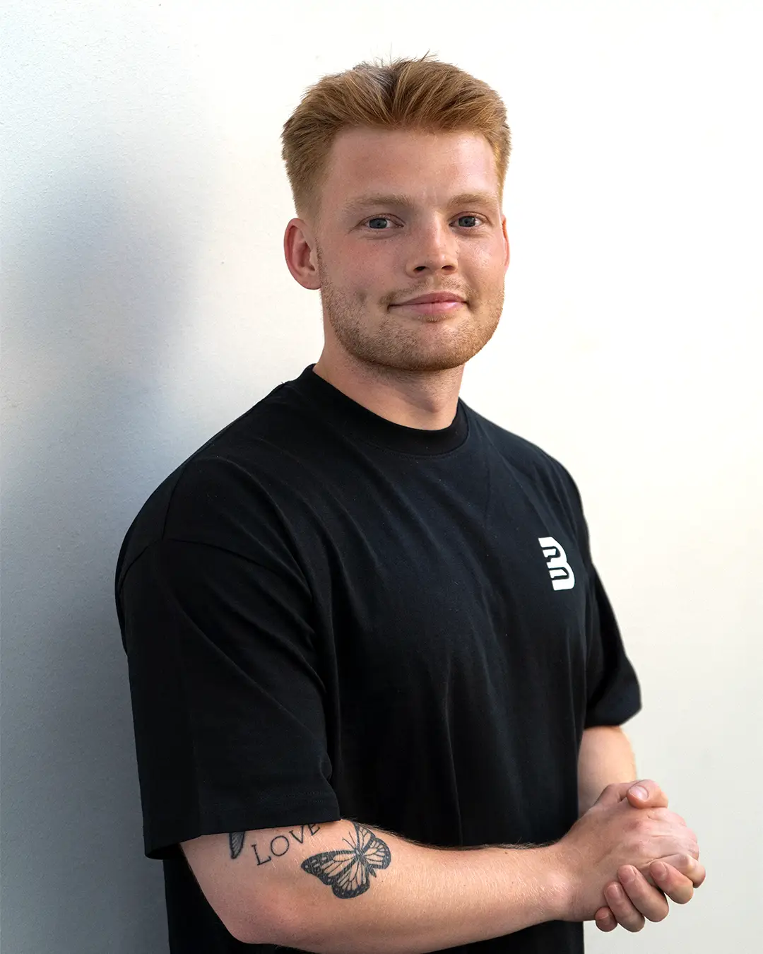 Personlig træner Jonas Søgaard i sort Barfitness T-shirt.