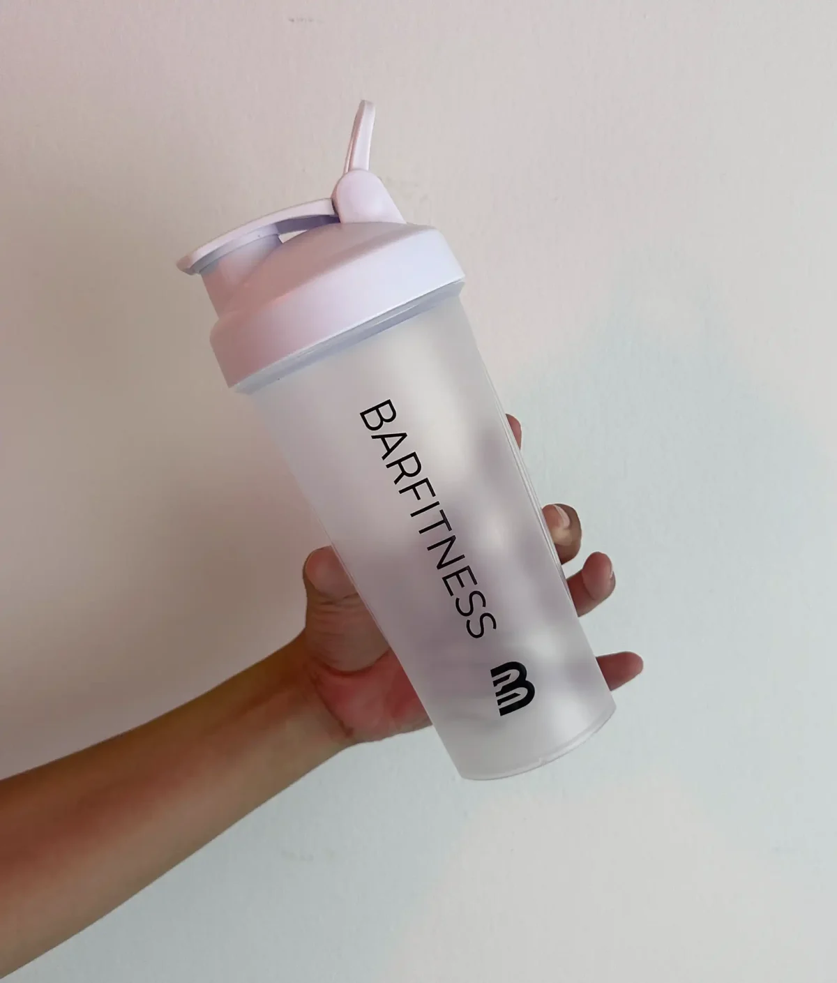 Hvid Barfitness shaker til træningsdrikke.