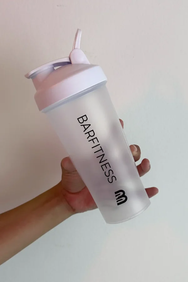 Hvid Barfitness shaker til træningsdrikke.