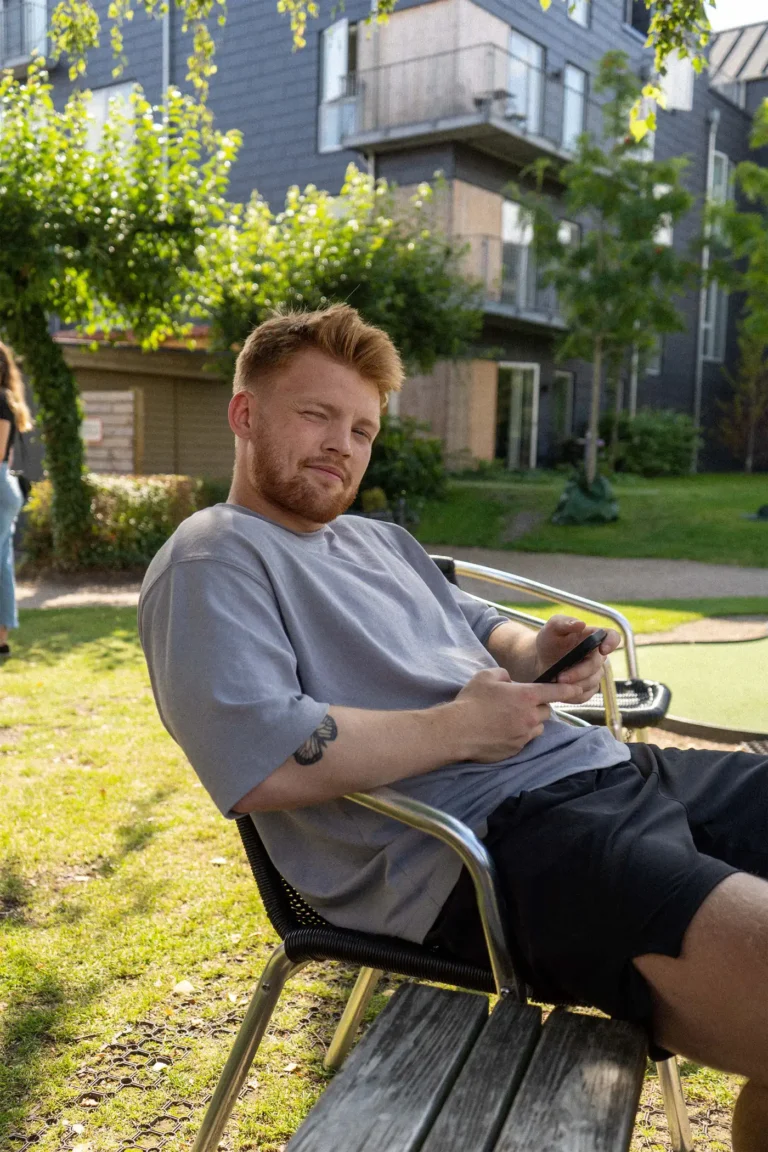 Personlig træner Jonas Søgaard i afslappet udendørs setting.